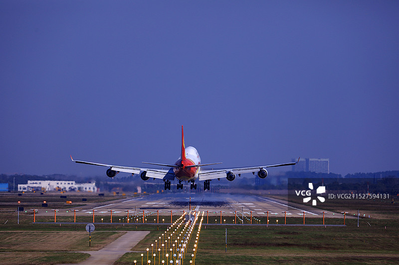 降落南京禄口国际机场的货运航班图片素材