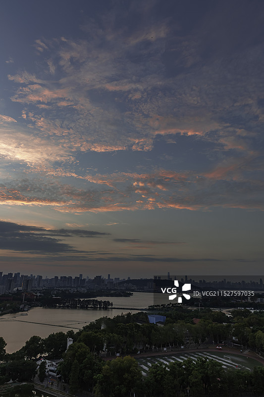 武汉东湖金色晚霞图片素材