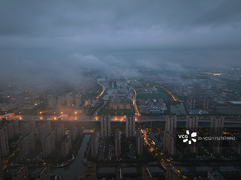 大雾下的周浦镇图片素材