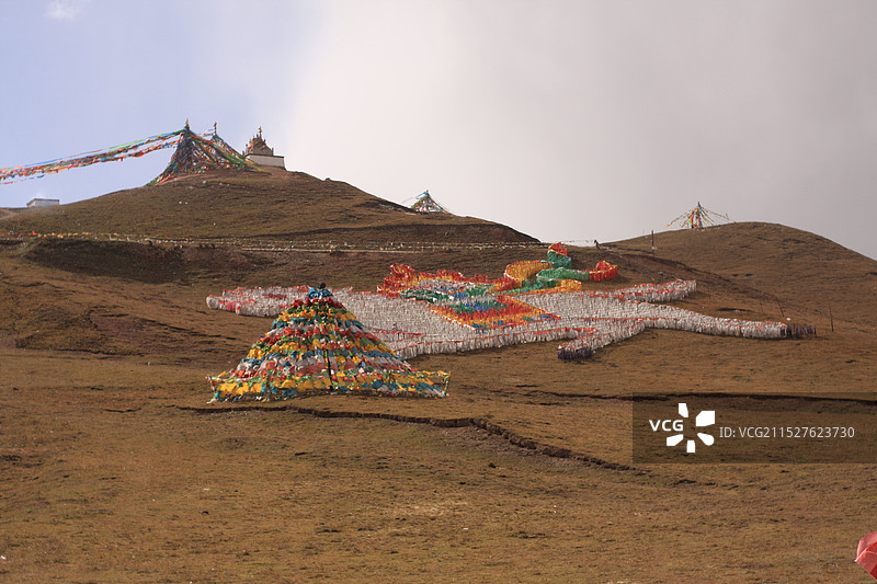 青海海南藏族地区日月山高原上的经幡图片素材