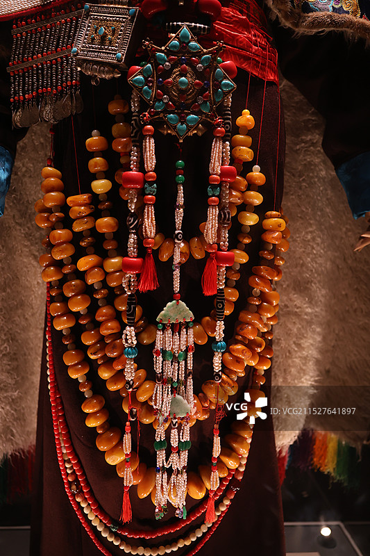 青海藏文化博物馆-民族服饰上的装饰图片素材