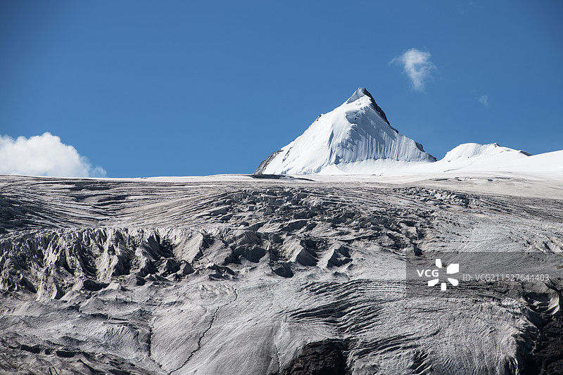 刺破天穹——萨普神山图片素材