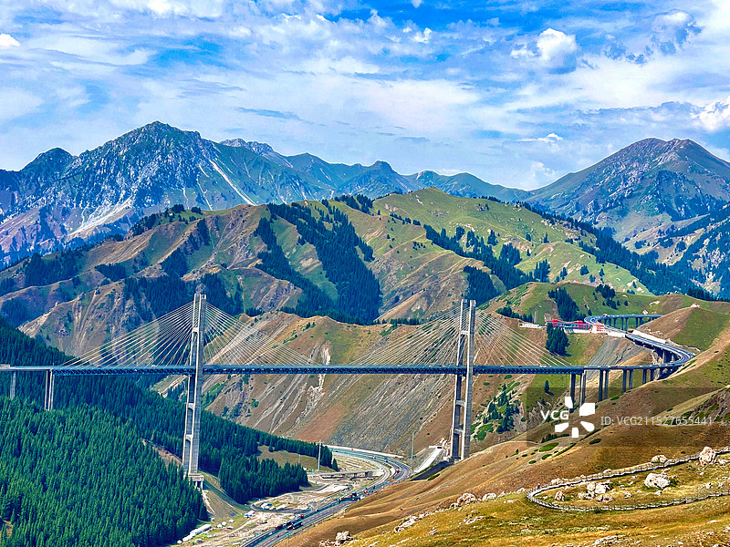 多云天空下的吊桥图片素材