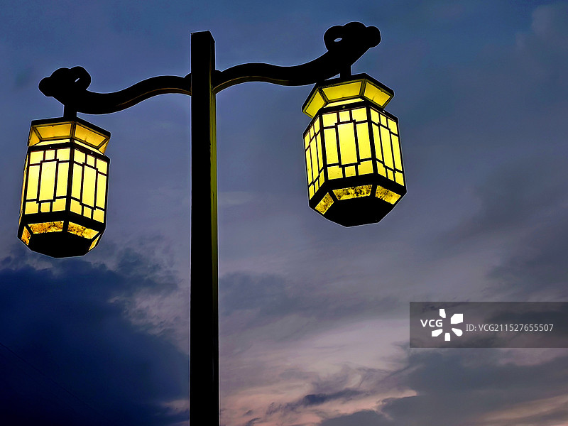 夜空照明路灯的低角度视图图片素材
