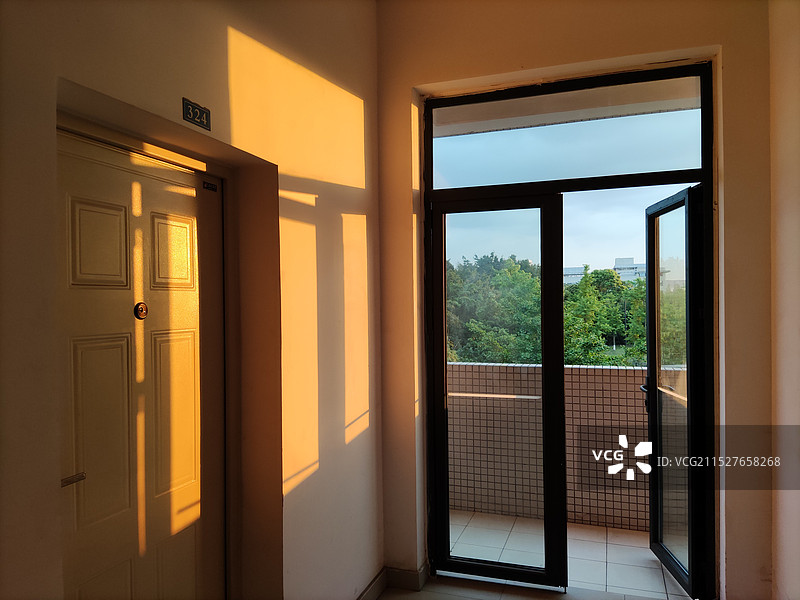 大学宿舍走廊的阳光图片素材