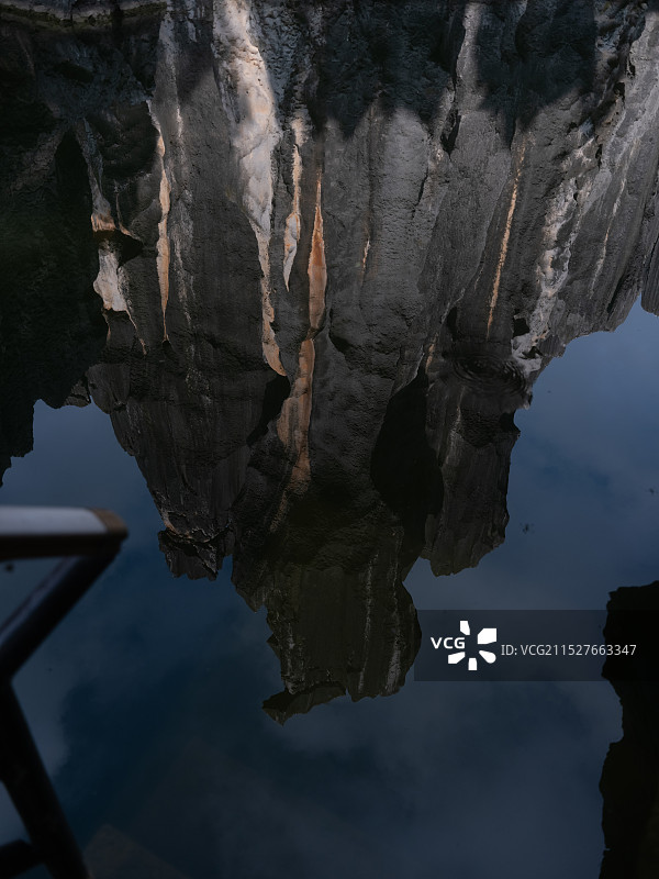 石林倒影图片素材