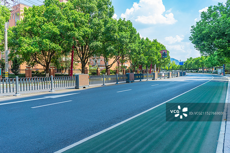 中国城市交通拍摄主题，平坦的柏油路马路公路市区路和路中央的栏杆分界线，户外白昼无人图像摄影图片素材