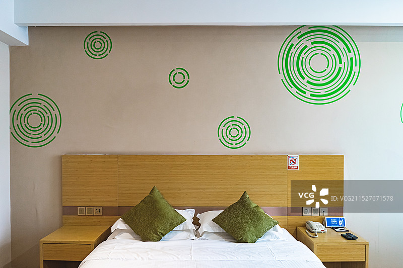 中国室内拍摄主题，室内住宅环境和古典式双人床，枕头和床单，室内无人图像摄影图片素材