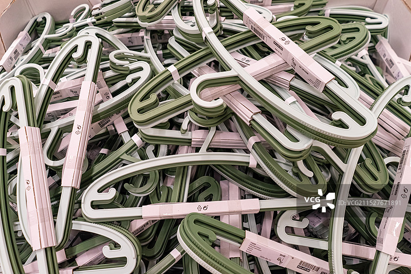 中国生活用品拍摄主题，超市一堆塑料的木制的衣架，室内无人图像摄影图片素材