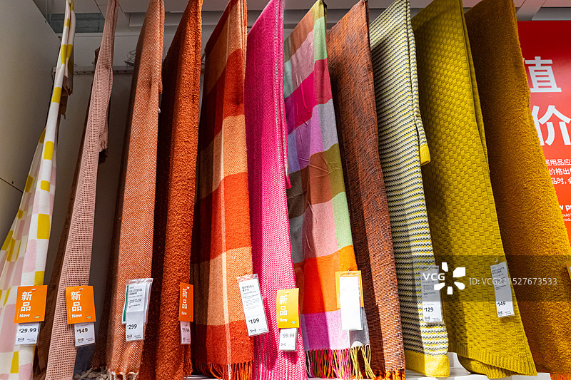 中国生活用品拍摄主题，超级市场里零售销售的各种各样的毛毯毛巾窗帘生活用品，室内无人图像摄影图片素材