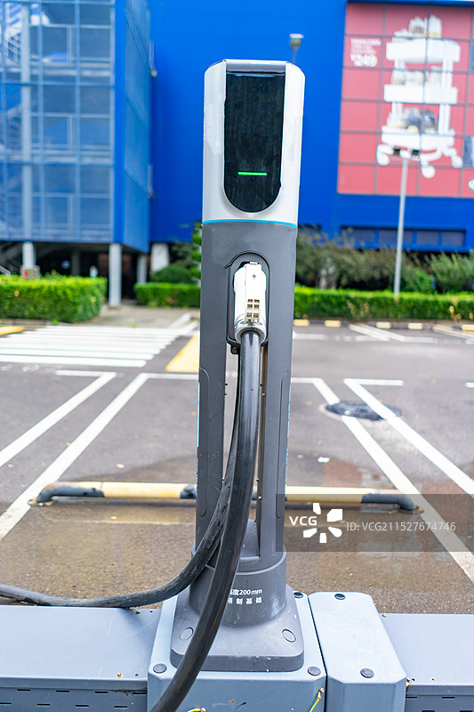 中国电动汽车设备用品拍摄主题，路边电动汽车停车场的充电式充电桩电子设备，户外白昼无人图像摄影图片素材