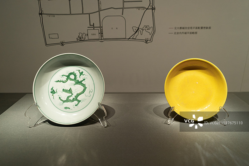 中国古代文明文化遗产拍摄主题，山东济南市博物馆，青釉青花瓷玉壶釉瓶，室内无人图像摄影图片素材