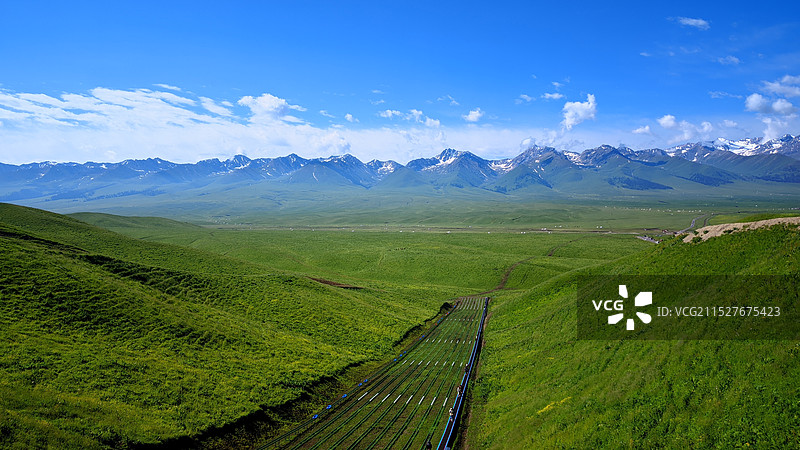 雪山下的滑草图片素材