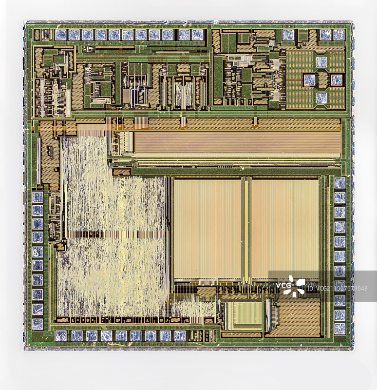 显微镜拍摄一枚半导体芯片图片素材
