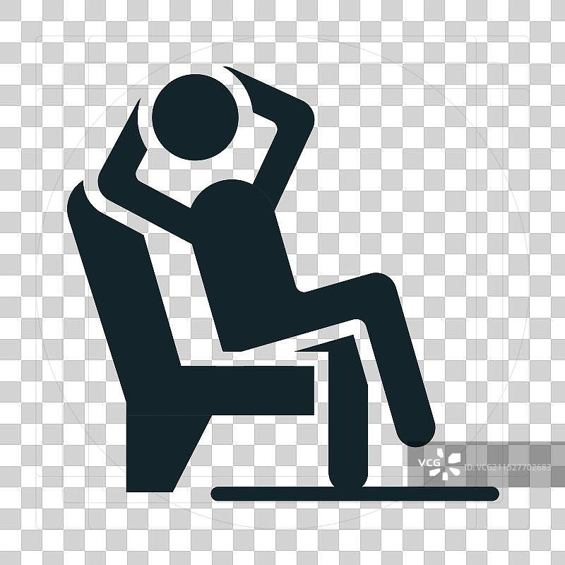 男人坐在扶手椅上放松，双手放在头后。图片素材