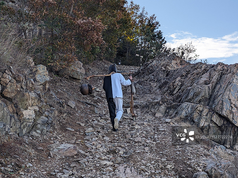 莒县屋楼崮山的黑白道长上山路上图片素材