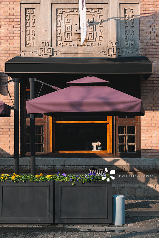 晴朗天气下的上海外滩圆明园路历史建筑与咖啡馆图片素材