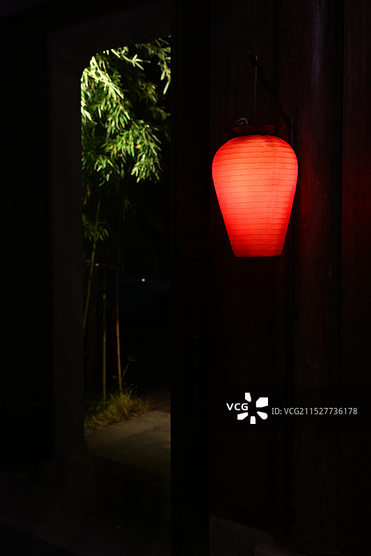 夜晚古宅的灯笼与竹叶图片素材