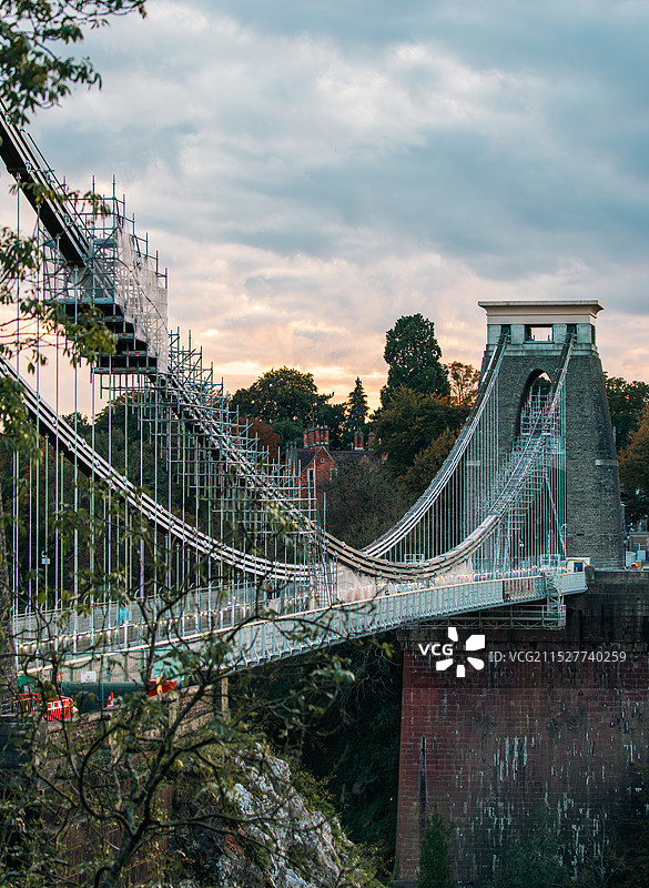 多云天空下的克里夫吊桥图片素材