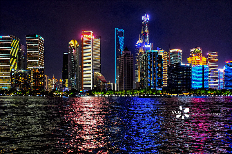 陆家嘴滨江天际线夜色Lujiazui Riverside skyline at night图片素材
