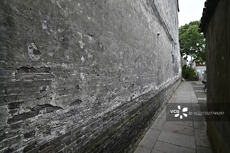 新场古镇斑驳的高墙图片素材