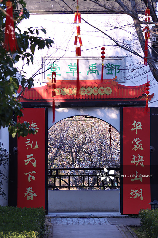 苏州光福古镇司徒庙的邓禹草堂 梅花盛开图片素材