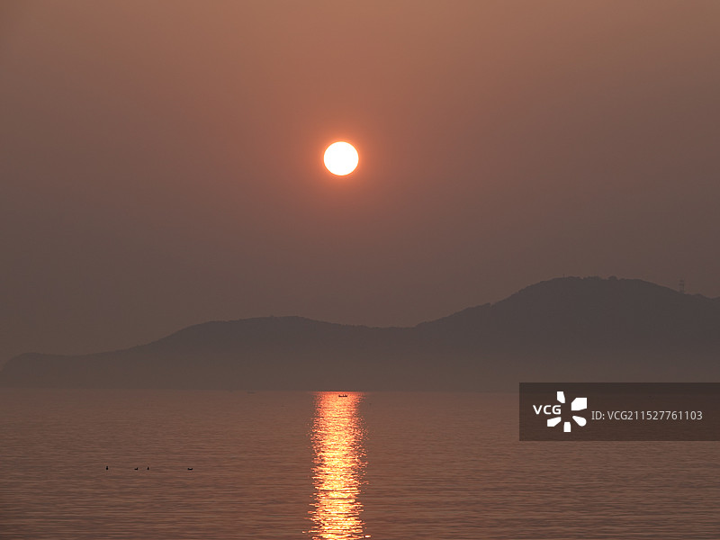 日出扶桑|太阳升起在刘公岛上图片素材