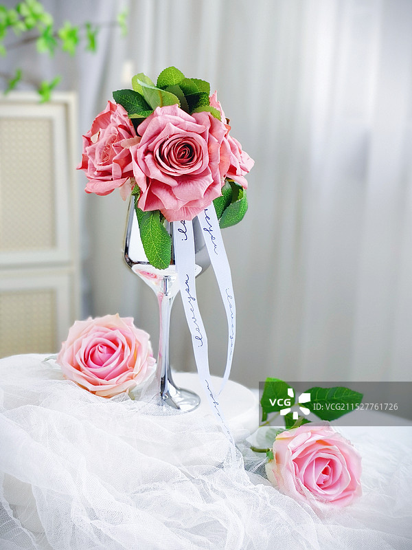 桌上花瓶里的玫瑰特写镜头图片素材