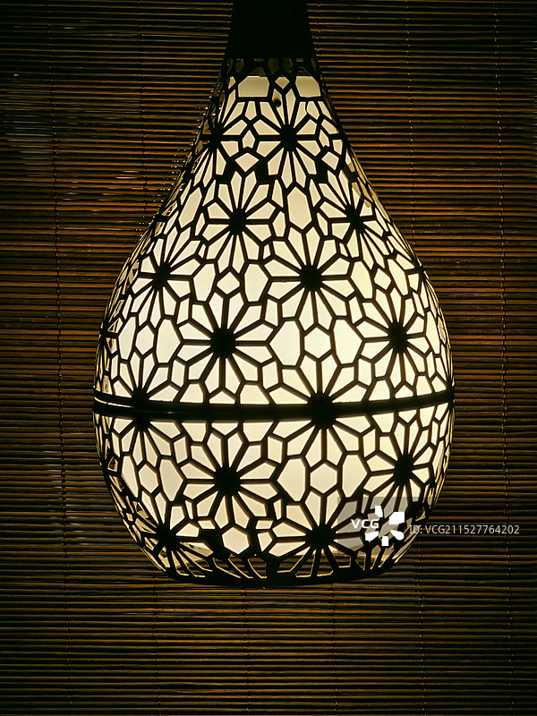 悬挂在天花板上的照明吊灯的低角度视图图片素材