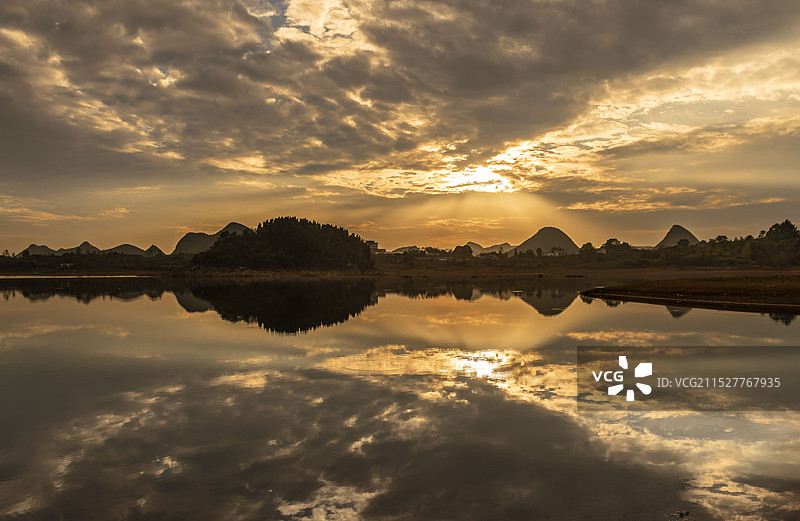 贵州贵阳清镇红枫湖边黄昏风景图片素材