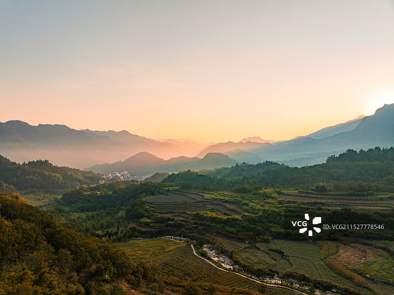 晨曦中的山间田野图片素材