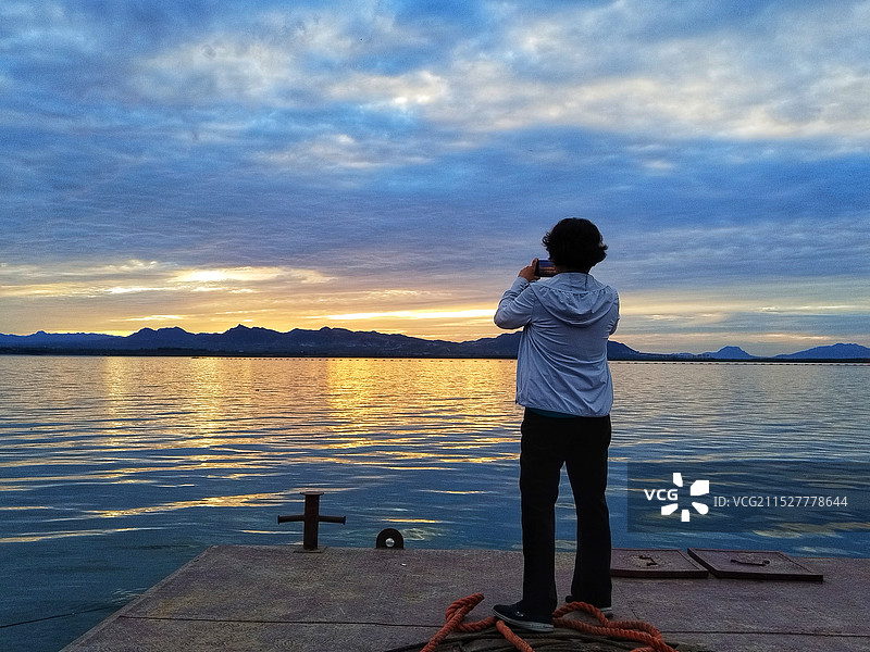站在码头拍夕阳图片素材
