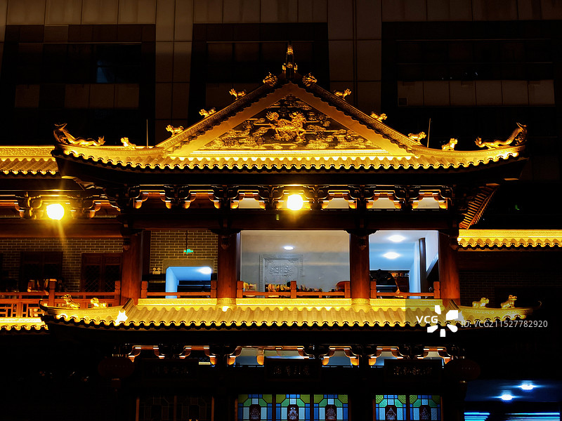 夜晚广州城楼仰拍视角图片素材