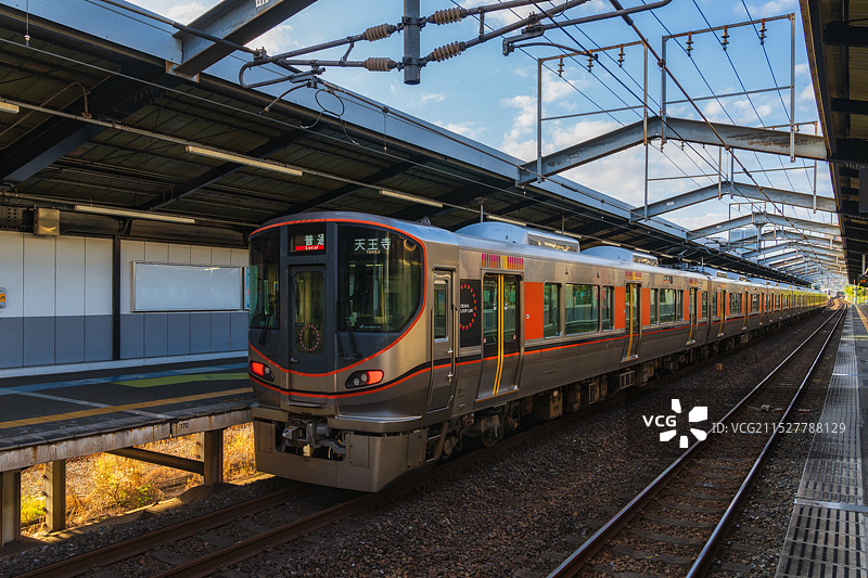 霓虹国，大阪市，中央区，大阪城公园站，JR大阪城公園駅，JR西日本，大阪环状线，铁路运输，进站列车图片素材