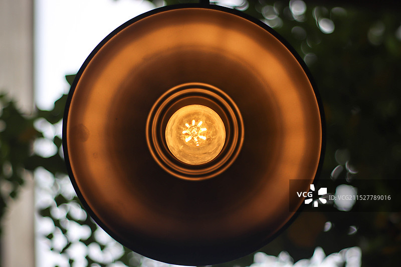 悬挂在天花板上的照明灯泡的低角度视图图片素材