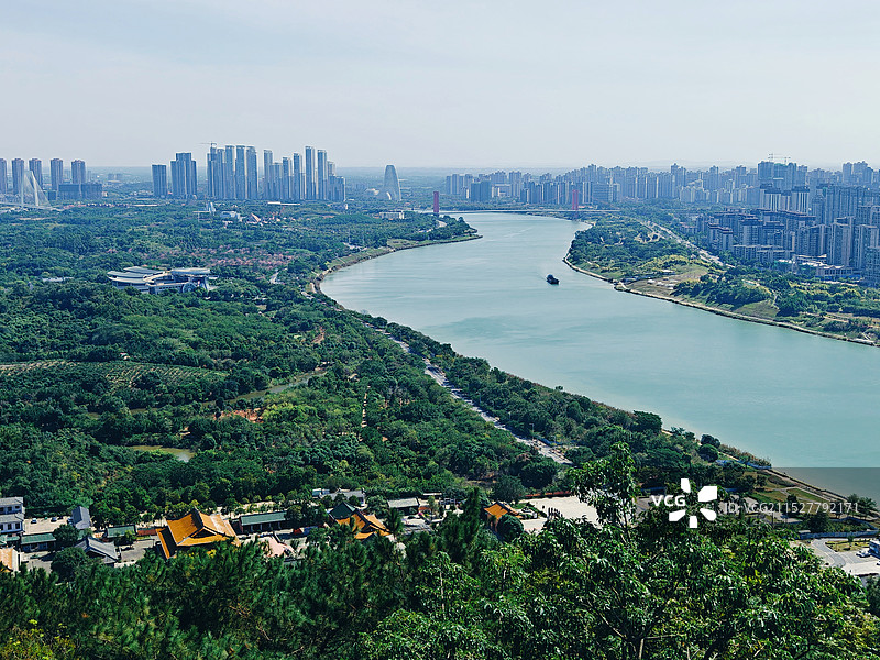 广西南宁 青秀山 龙象塔俯瞰邕江图片素材