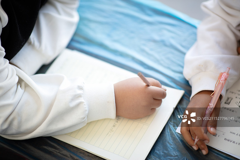 孩子可爱的小手在写作业图片素材