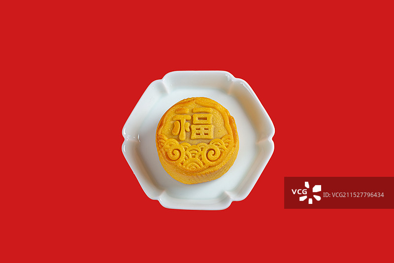 棚拍纯红色背景上的中秋福字纹月饼图片素材