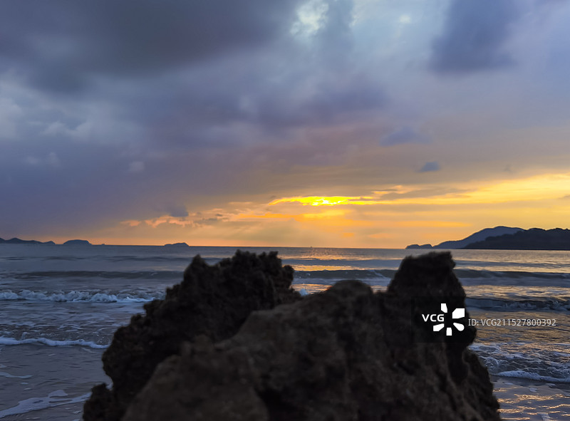 朝霞映照下的海滩(拍摄于宁波象山)图片素材
