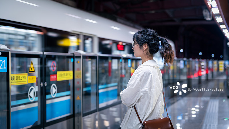 地铁站等待候车的女人/女孩图片素材
