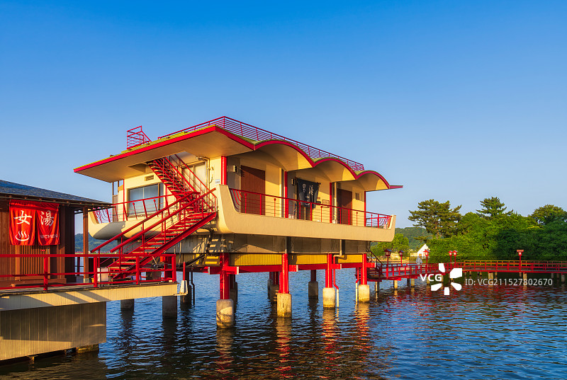 霓虹国，日本本州，中国地区，汤梨滨町，东乡湖，東鄉池，东乡温泉，望湖楼，山阴八景，日本唯一的湖上温泉图片素材