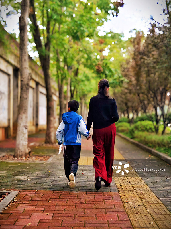 祖孙情深：秋日里的温馨时光图片素材