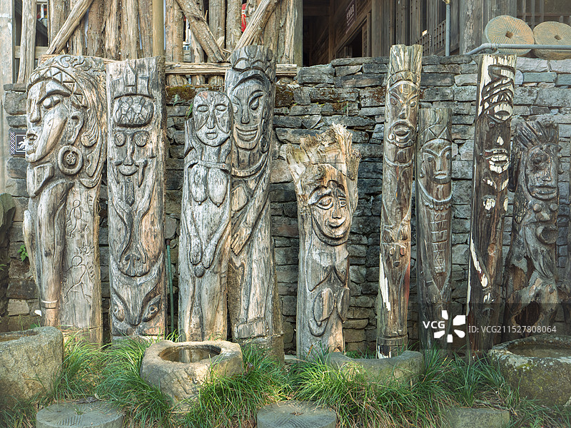 云南腾冲司莫拉佤族村图腾柱图片素材