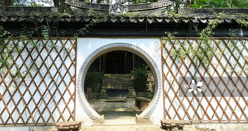 中式庭院圆形门洞图片素材