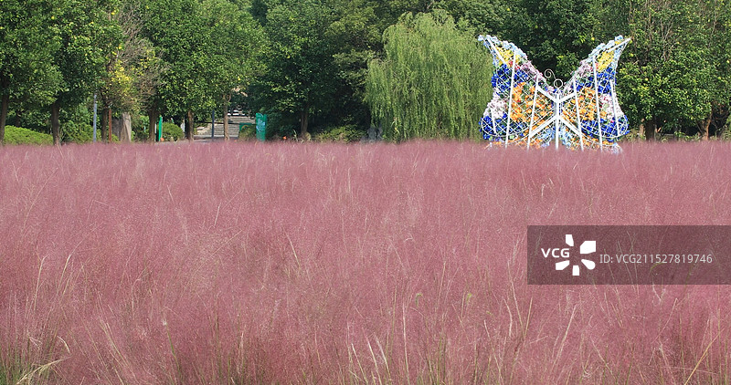 粉红花海中的蝴蝶雕塑图片素材