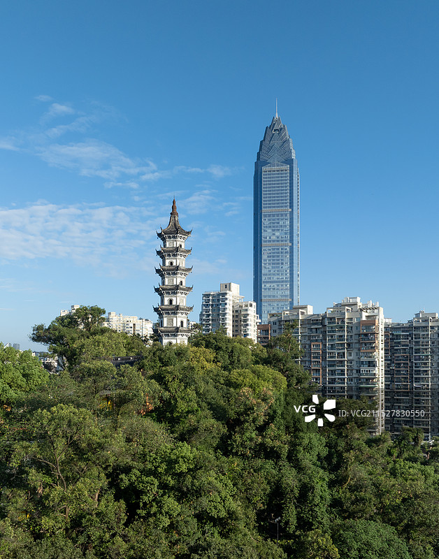 温州地标建筑温州世贸中心和巽山公园拍摄于温州山后路图片素材