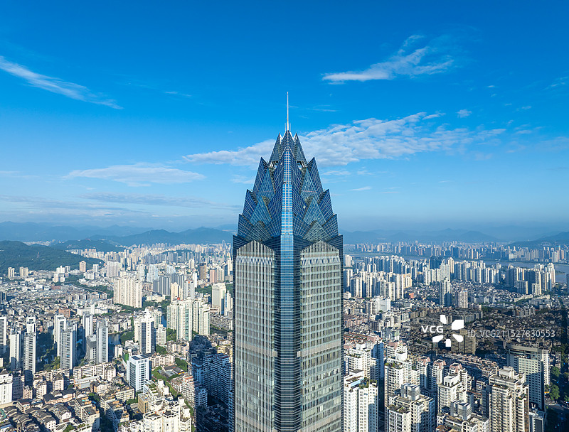 温州地标建筑温州世贸中心和巽山公园拍摄于温州山后路图片素材