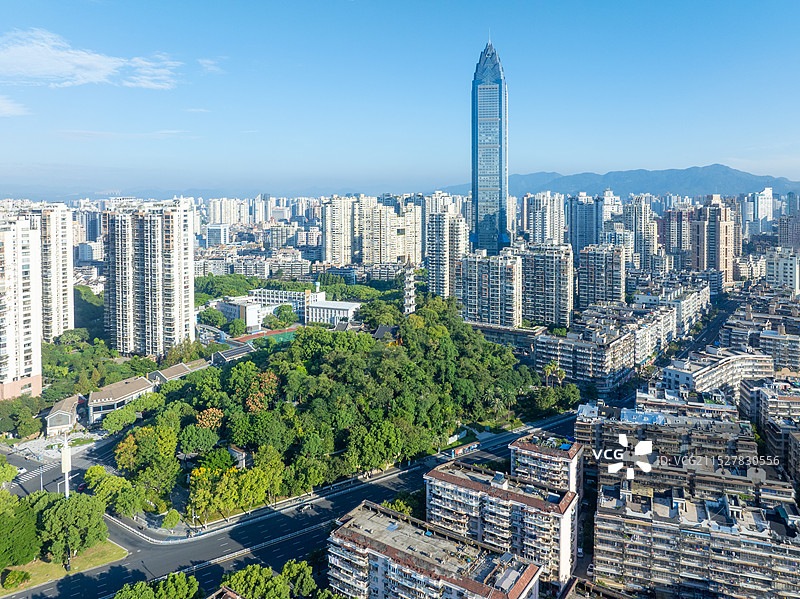 温州地标建筑温州世贸中心和巽山公园拍摄于温州山后路图片素材