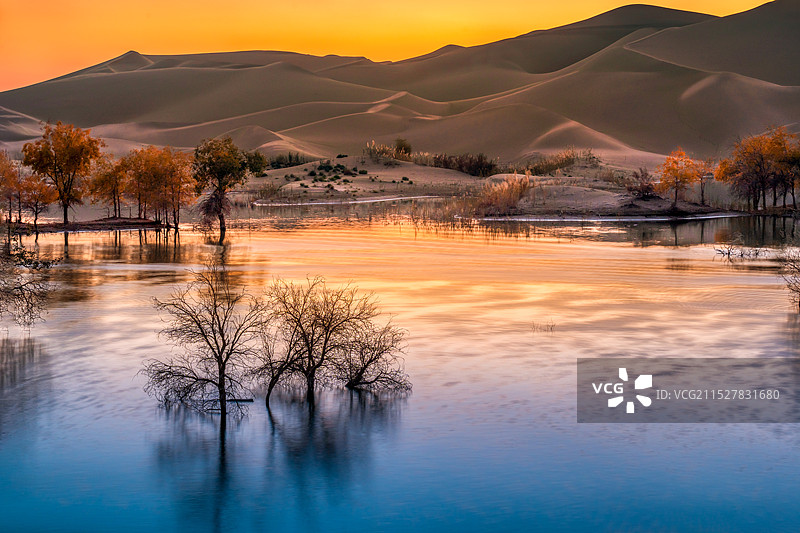 沙漠湖泊的黄昏日落图片素材
