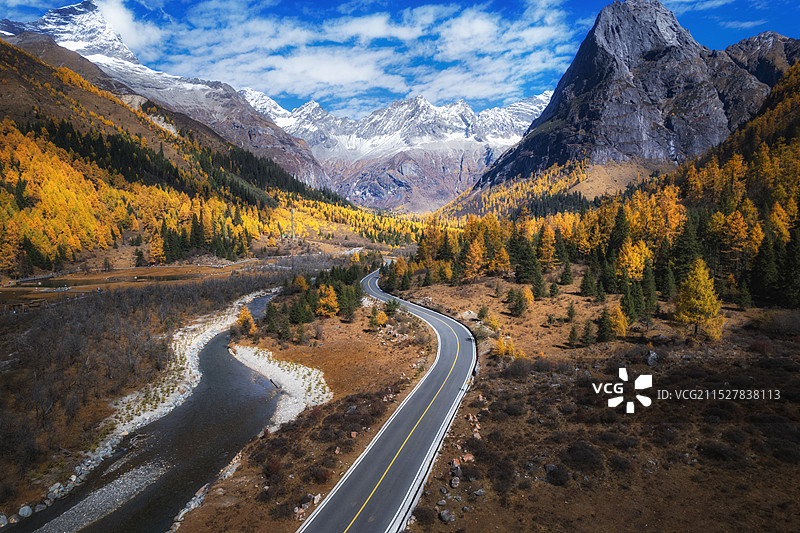 航拍川西四姑娘山双桥沟秋季彩林图片素材